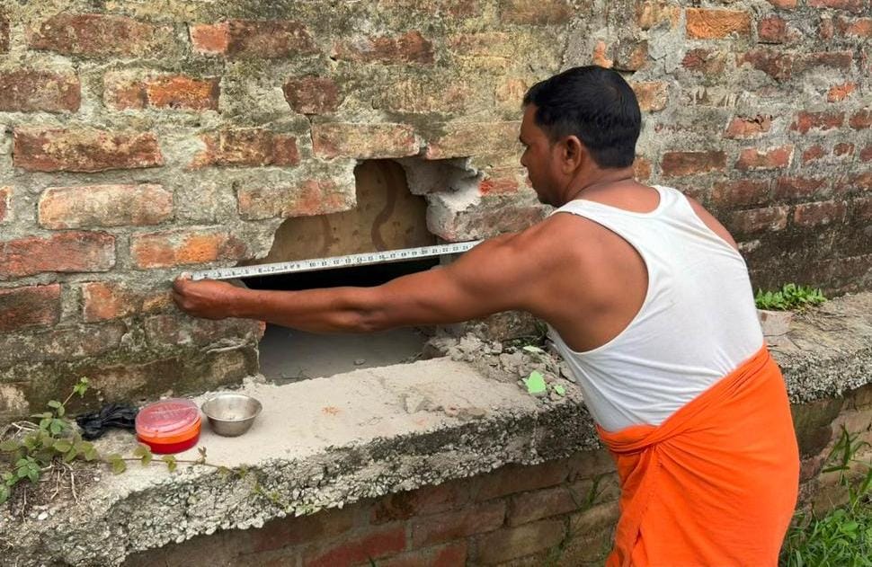 नकब की नाप करता पीड़ित व खेत में बिखरा पड़ा सामान। संवाद
