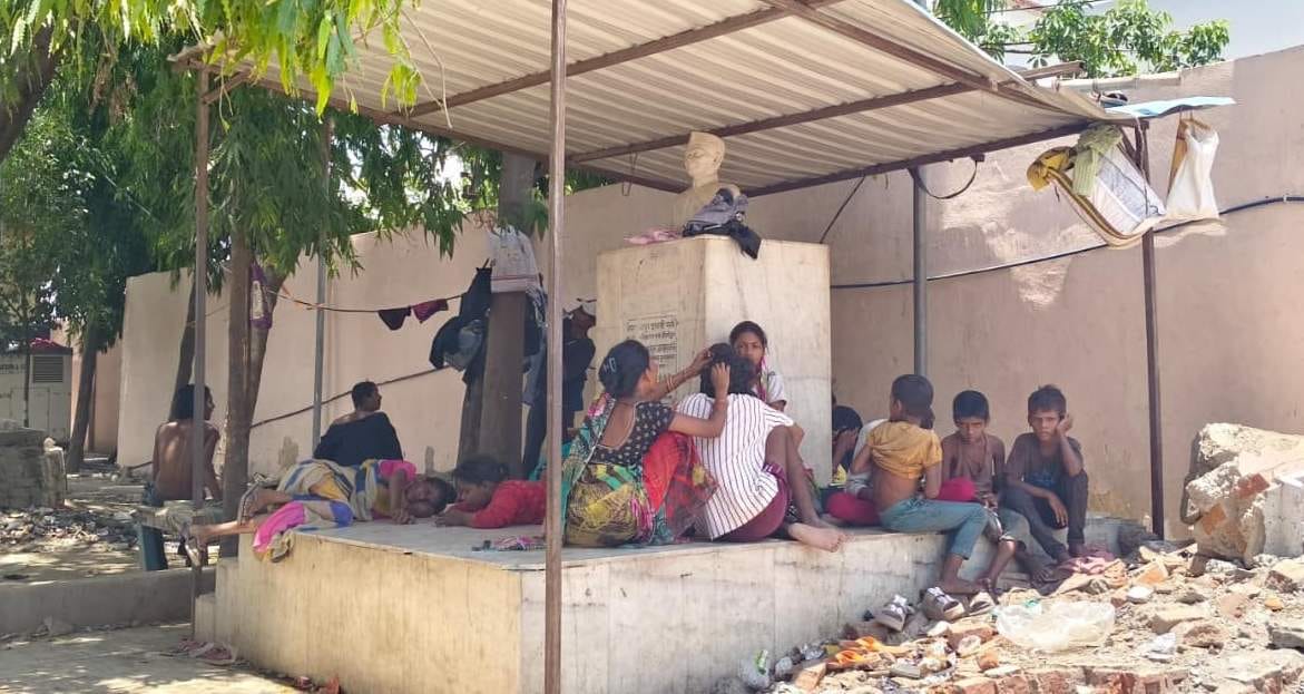पीडीडीयू नगर के लाल बहादुर शास्त्री पार्क उपेक्षित पड़ी प्रतिमा। संवाद पीडीडीयू नगर के लाल बहादुर शास्त्री पार्क उपेक्षित पड़ी प्रतिमा। संवाद