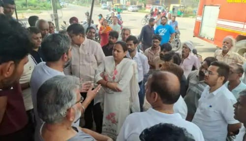 प्लाइवुड गोदाम में लगी आग को बुझाते फायरकर्मी। संवाद