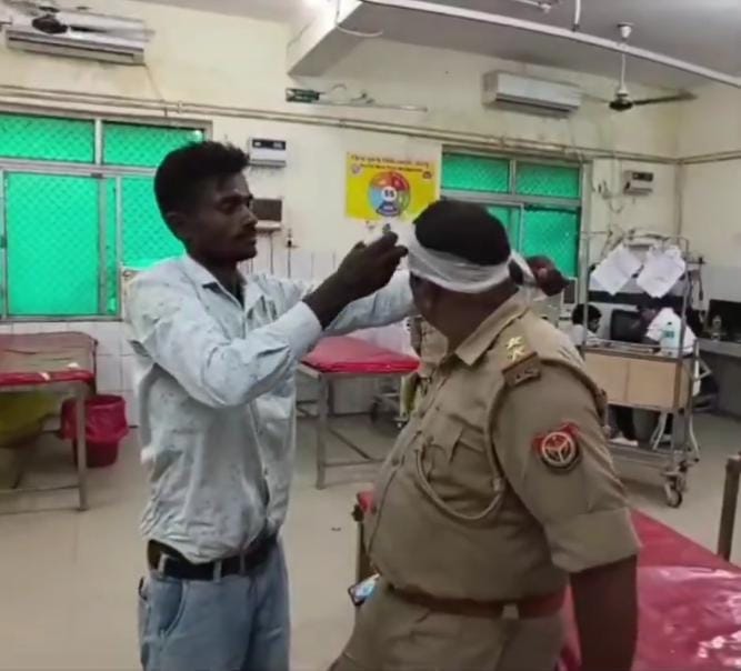 पुलिस टीम पर हमले में घायल दरोगा नवरतन सिंह अस्पताल में उपचार कराते हुए। स्त्रोत वीडियोग्रैब
