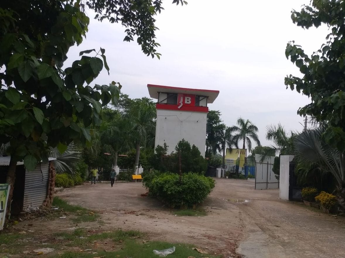 प्लाॅटिंग ही नहीं, हाईवे पर अवैध कट बना उजाड़ रहे हरियाली