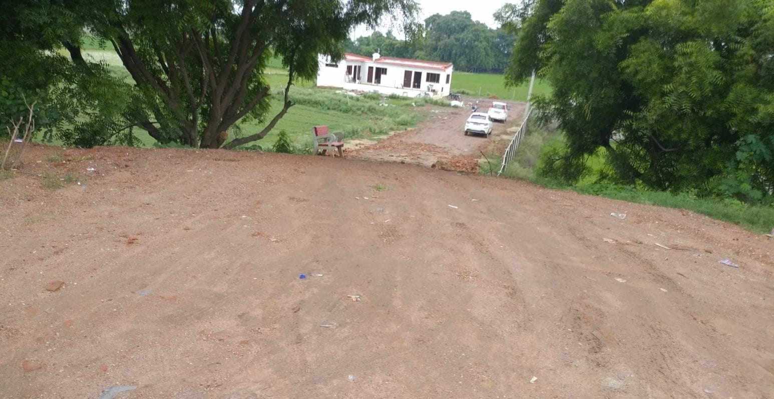 प्लाॅटिंग ही नहीं, हाईवे पर अवैध कट बना उजाड़ रहे हरियाली