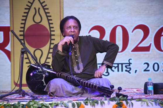 प्रस्तुति देते पद्मश्री उस्ताद शाहिद परवेज। प्रस्तुति देते पद्मश्री उस्ताद शाहिद परवेज।