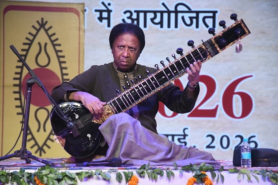 प्रस्तुति देते पद्मश्री उस्ताद शाहिद परवेज। प्रस्तुति देते पद्मश्री उस्ताद शाहिद परवेज।