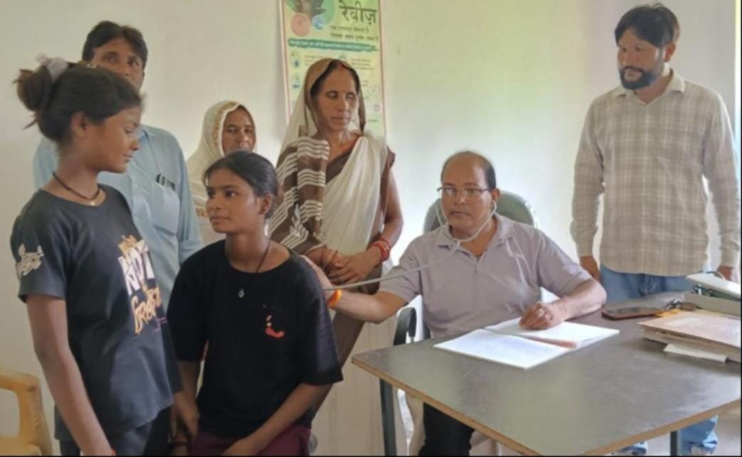 प्राथमिक स्वास्थ्य केंद्रों में मरीजों का उपचार करते मरीज। संवाद