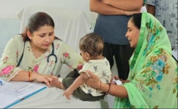 प्राथमिक स्वास्थ्य केंद्रों में मरीजों का उपचार करते मरीज। संवाद