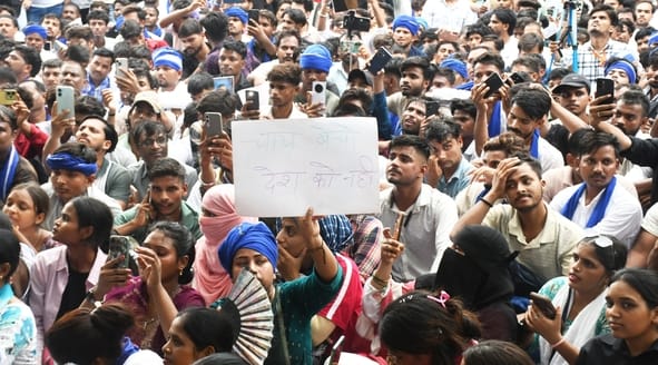 प्रदर्शन करते युवा।