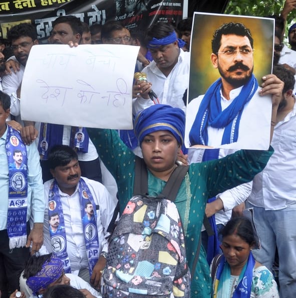 प्रदर्शन करते युवा।