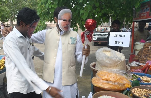 प्रदर्शन करते युवा।
