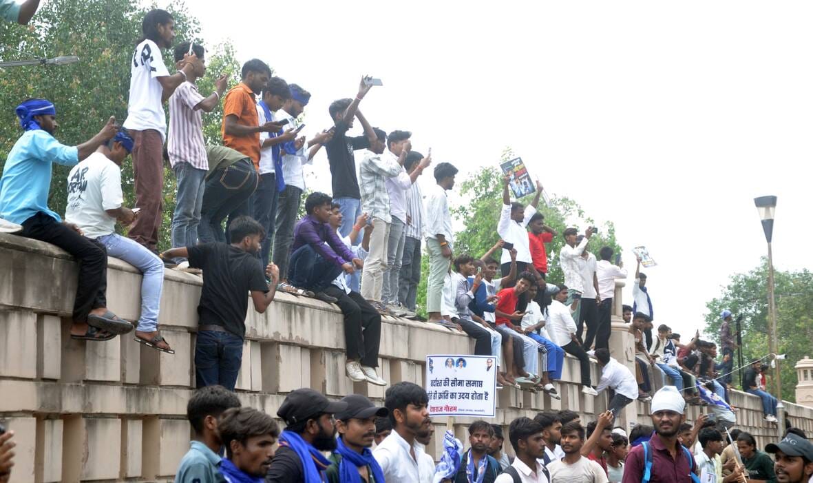 प्रदर्शन करते युवा।