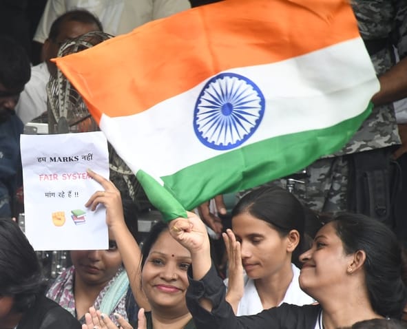 प्रदर्शन करते युवा।