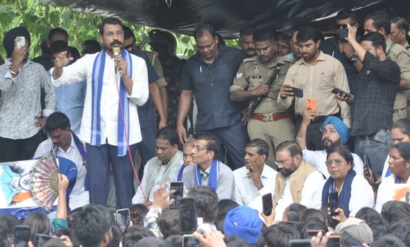 प्रदर्शन करते युवा।