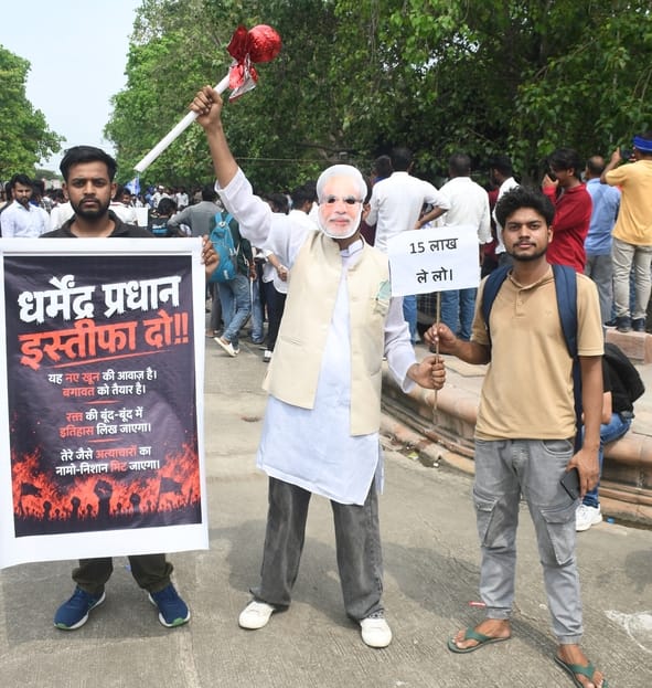प्रदर्शन करते युवा।