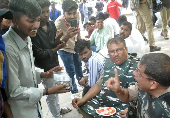 प्रदर्शन करते युवा।
