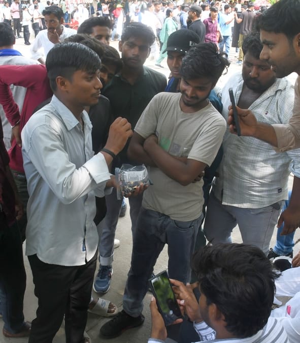 प्रदर्शन करते युवा।