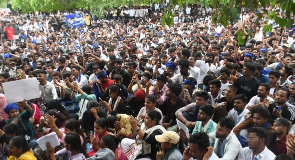 प्रदर्शन करते युवा।