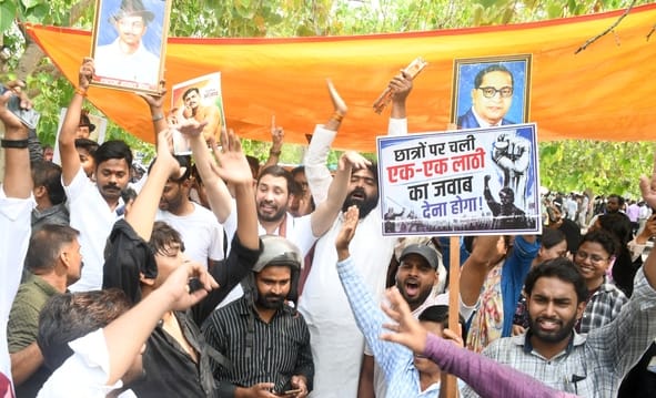 प्रदर्शन करते युवा।