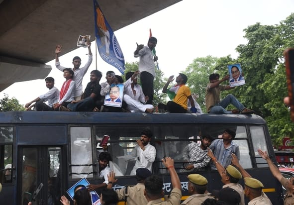 परिवर्तन चौक पर प्रदर्शन करते युवा।