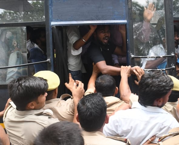 परिवर्तन चौक पर प्रदर्शन करते युवा।