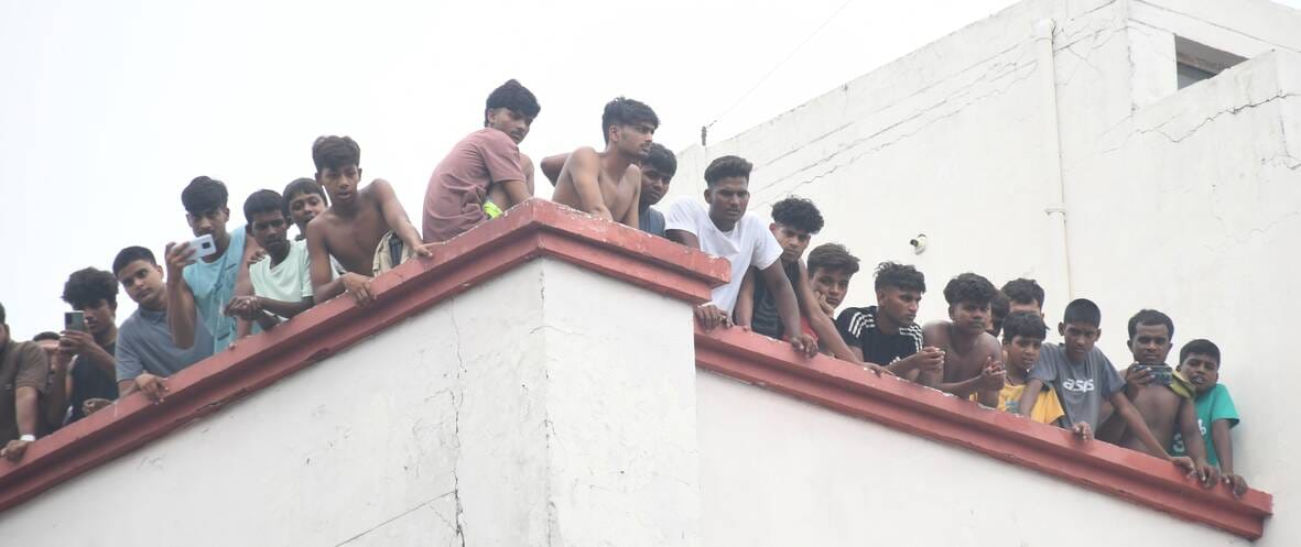 परिवर्तन चौक पर प्रदर्शन करते युवा।