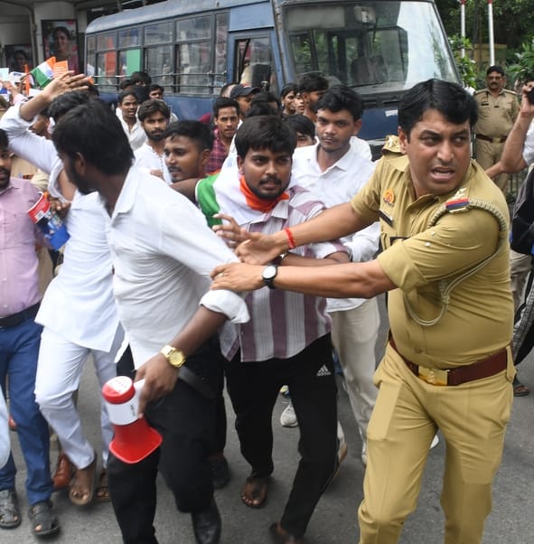 परिवर्तन चौक पर प्रदर्शन करते युवा।