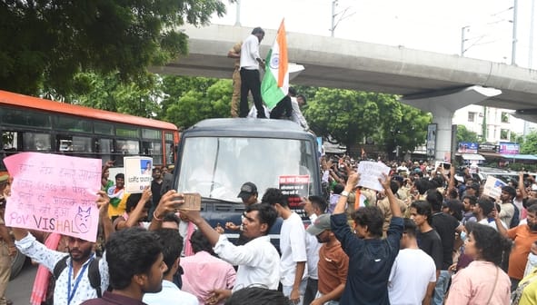 परिवर्तन चौक पर प्रदर्शन करते युवा।