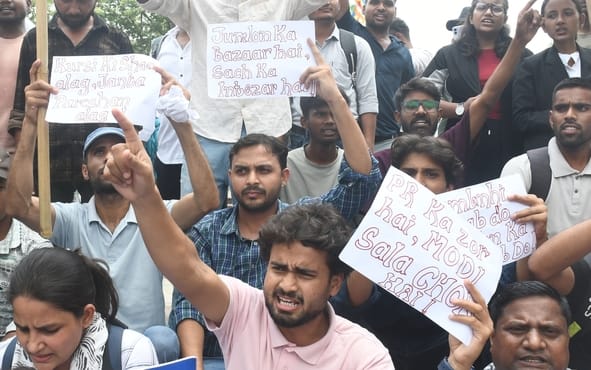 परिवर्तन चौक पर प्रदर्शन करते युवा।