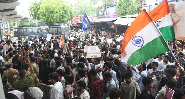 परिवर्तन चौक पर प्रदर्शन करते युवा।