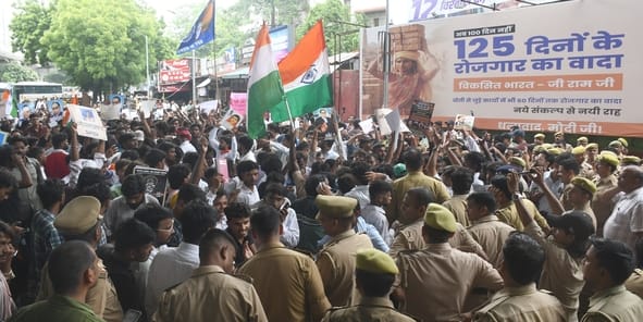 परिवर्तन चौक पर प्रदर्शन करते युवा।