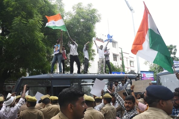 परिवर्तन चौक पर प्रदर्शन करते युवा।