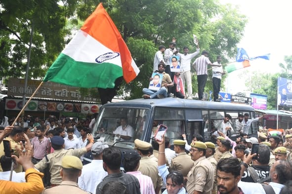 परिवर्तन चौक पर प्रदर्शन करते युवा।
