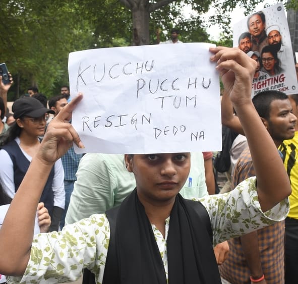 परिवर्तन चौक पर प्रदर्शन करते युवा।