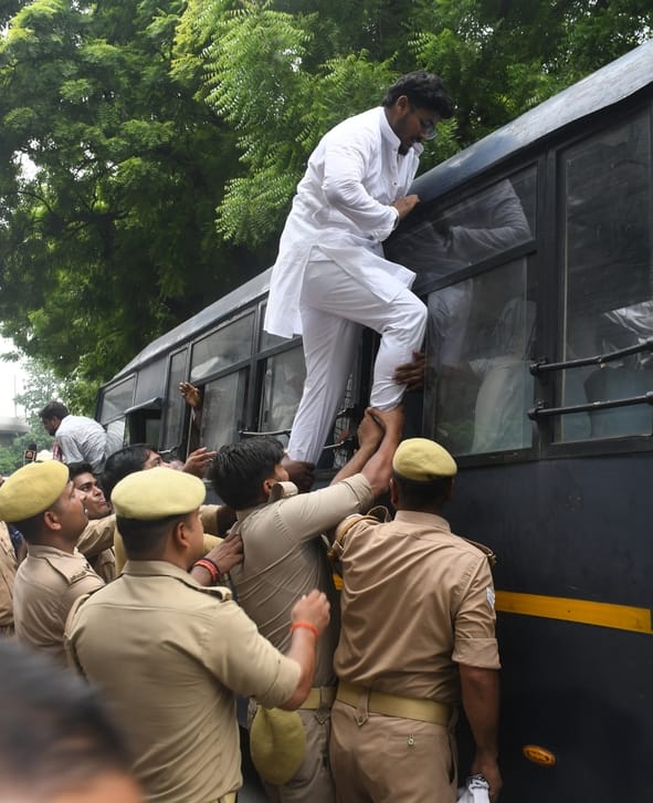 परिवर्तन चौक पर प्रदर्शन करते युवा।