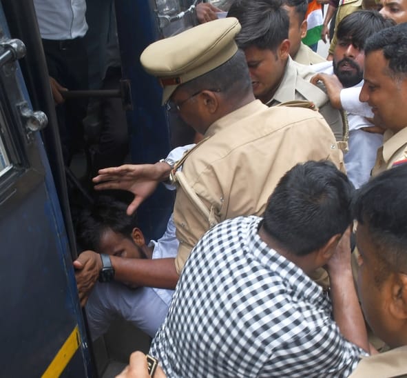 परिवर्तन चौक पर प्रदर्शन करते युवा।