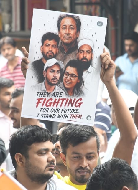 परिवर्तन चौक पर प्रदर्शन करते युवा।
