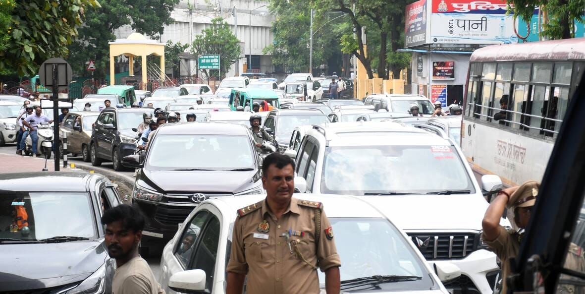 परिवर्तन चौक पर प्रदर्शन करते युवा।