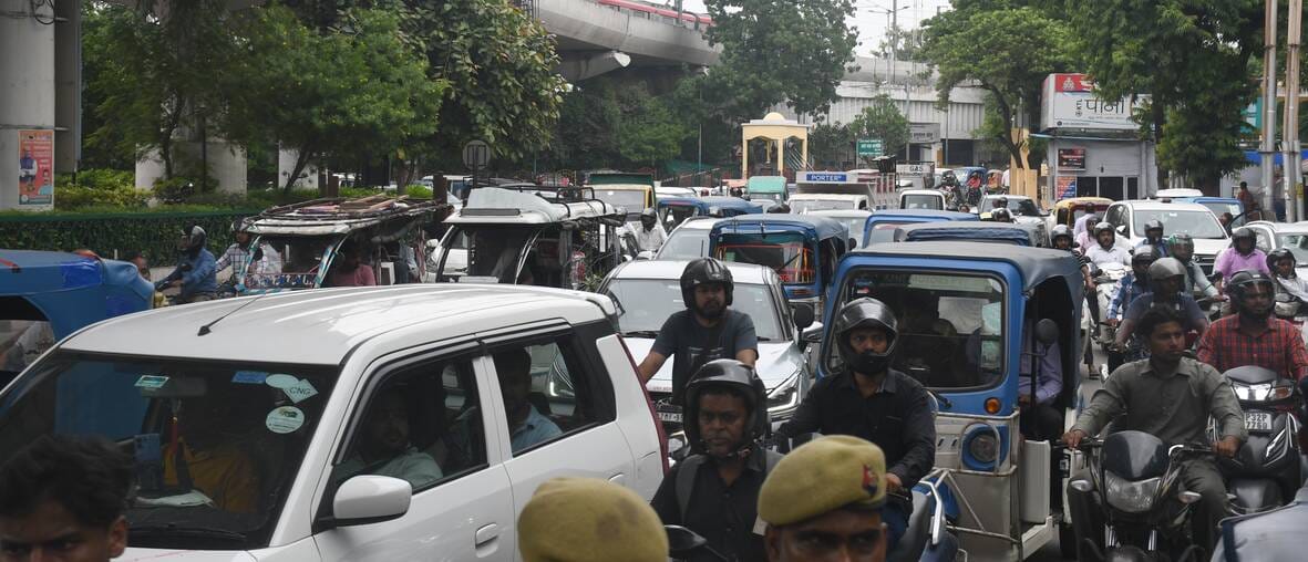 परिवर्तन चौक पर प्रदर्शन करते युवा।