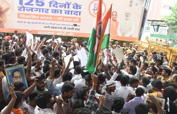 परिवर्तन चौक पर प्रदर्शन करते युवा।