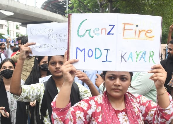 परिवर्तन चौक पर प्रदर्शन करते युवा।