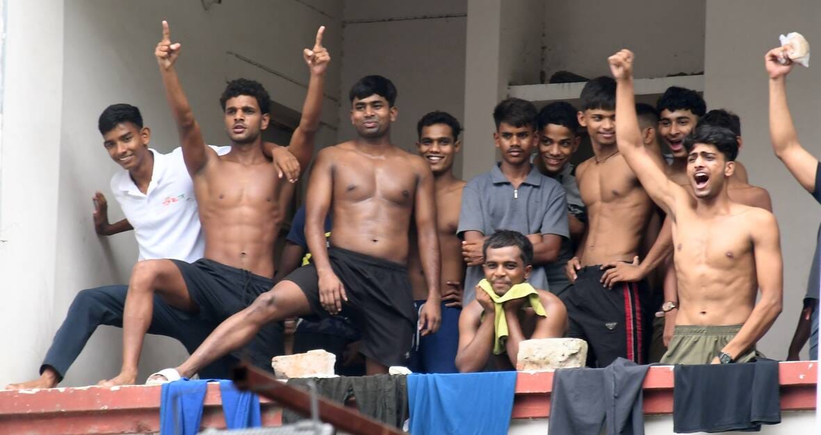 परिवर्तन चौक पर प्रदर्शन करते युवा।