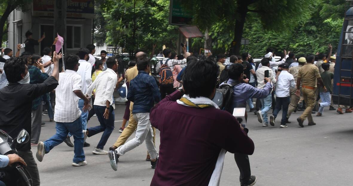 परिवर्तन चौक पर प्रदर्शन करते युवा।