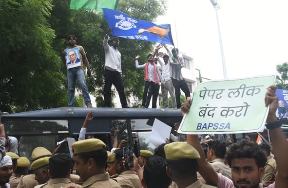 परिवर्तन चौक पर प्रदर्शन करते युवा।