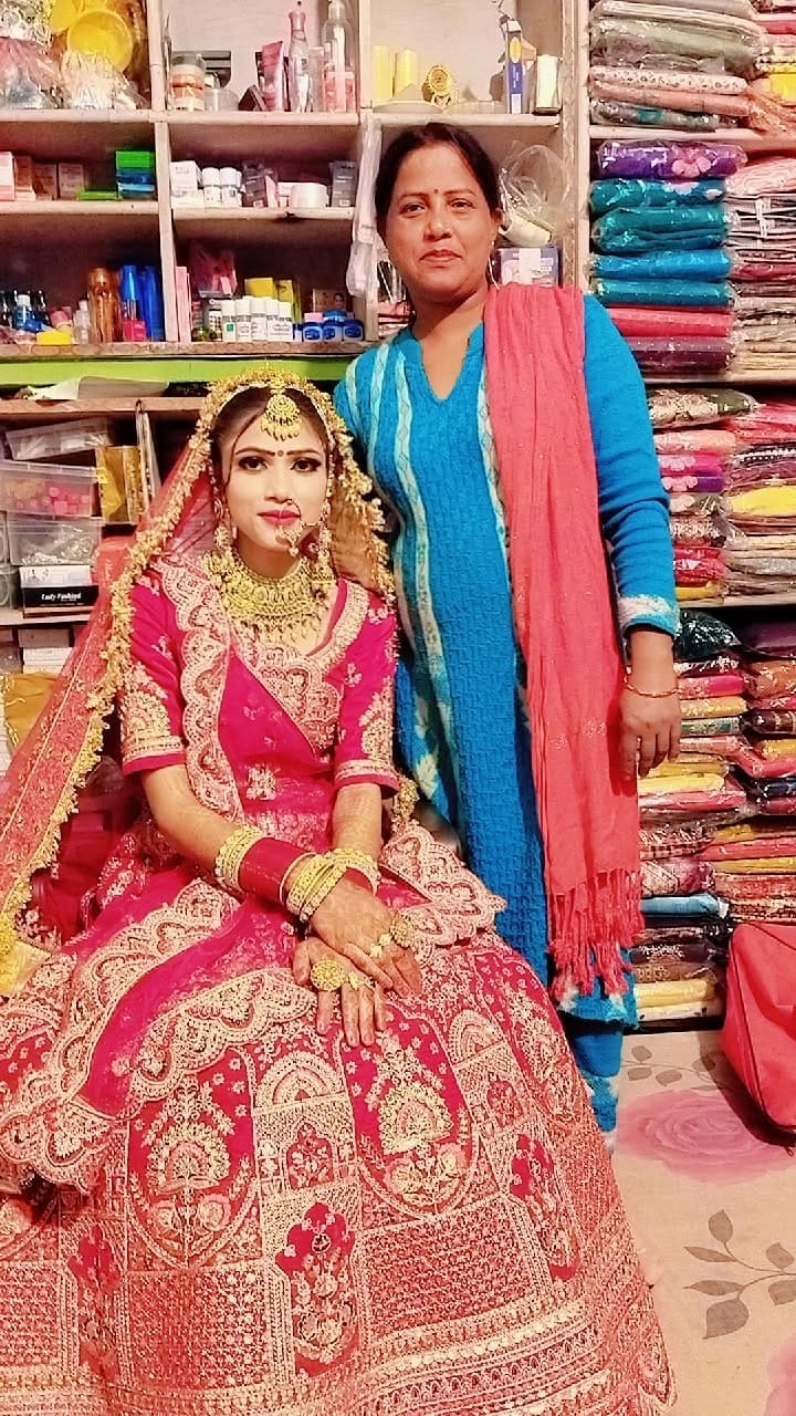  पशुओं के पास मौजूद सिंद्रो देवी। स्वयं