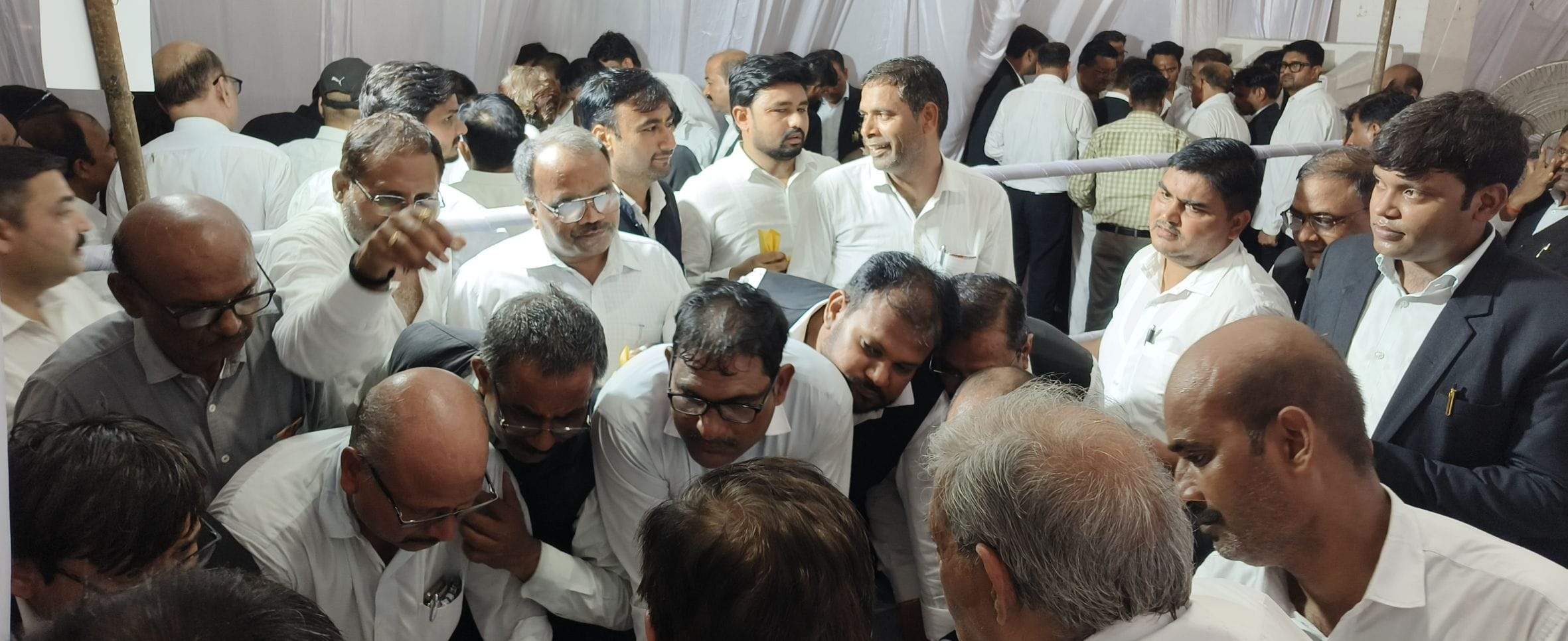 रायबरेली में दीवानी कचहरी परिसर में सेंट्रल बार एसोसिएशन की नई कार्यकारिणी के लिए हुए चुनाव में रायबरेली में दीवानी कचहरी परिसर में सेंट्रल बार एसोसिएशन की नई कार्यकारिणी के लिए हुए चुनाव में