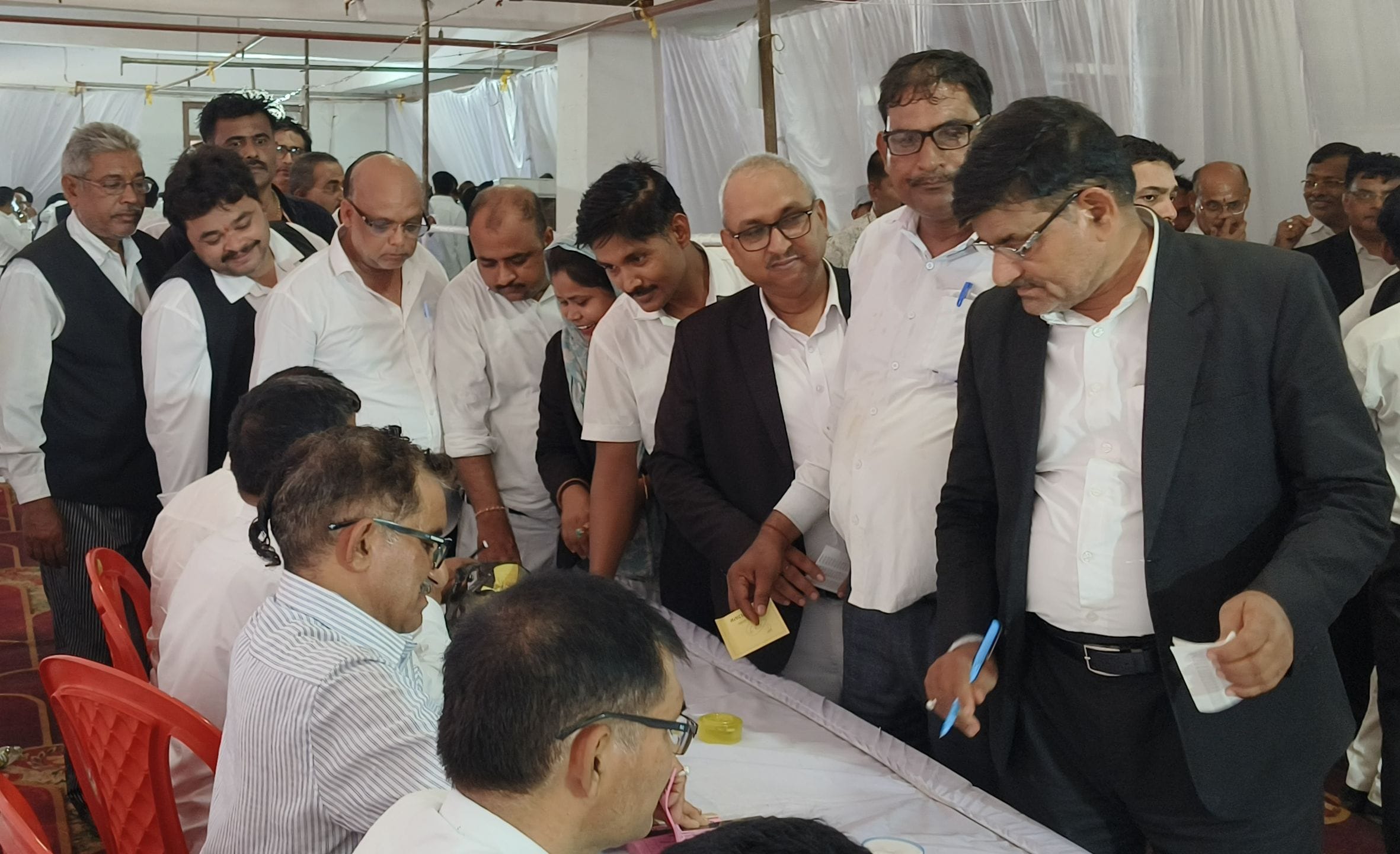 रायबरेली में दीवानी कचहरी परिसर में सेंट्रल बार एसोसिएशन की नई कार्यकारिणी के लिए हुए चुनाव में रायबरेली में दीवानी कचहरी परिसर में सेंट्रल बार एसोसिएशन की नई कार्यकारिणी के लिए हुए चुनाव में