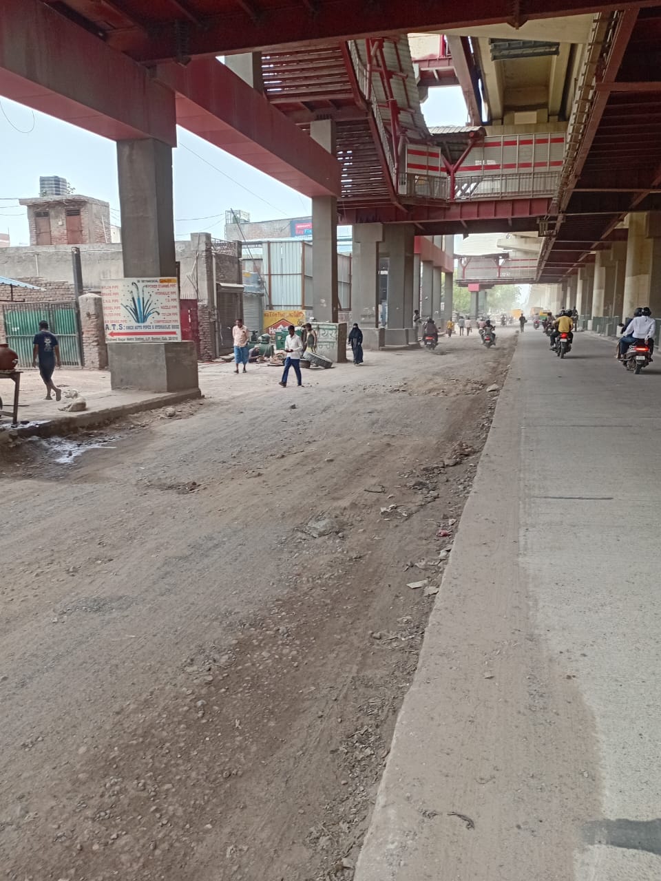 साहिबाबाद रेलवे रोड पर टूटी सड़क। अमर उजाला