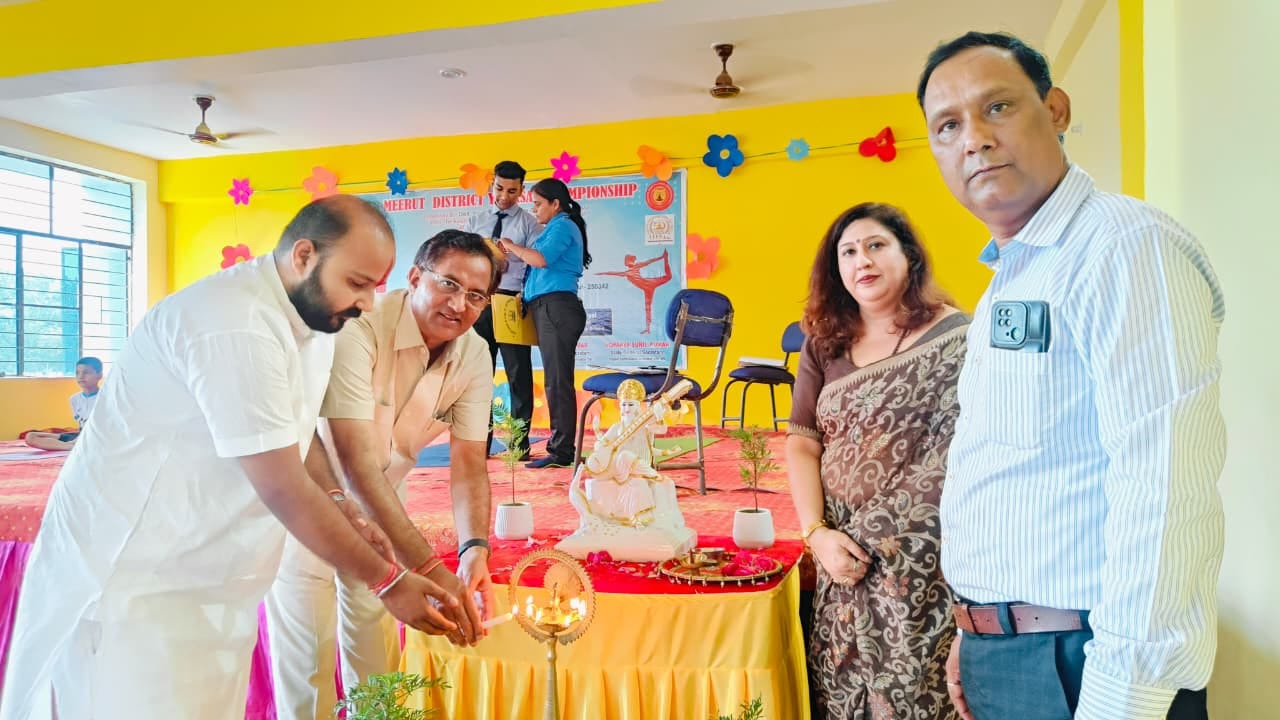 सरधना। ऑक्सफोर्ड पब्लिक स्कूल में आयोजित जिला योगासन प्रतियोगिता में योगासन का प्रदर्शन करते प् सरधना। ऑक्सफोर्ड पब्लिक स्कूल में आयोजित जिला योगासन प्रतियोगिता में योगासन का प्रदर्शन करते प्