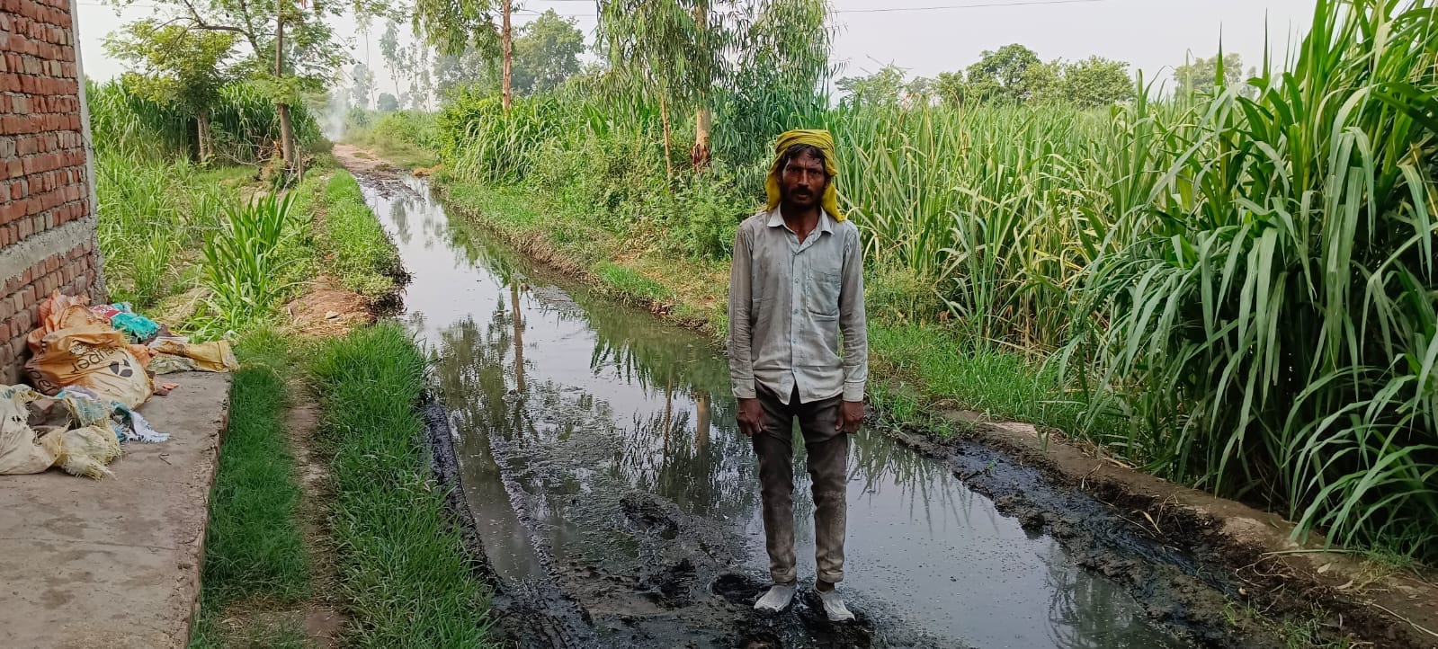 सराय खादर गाँव के रास्तों पर भरा पानी स्रोत संवाद