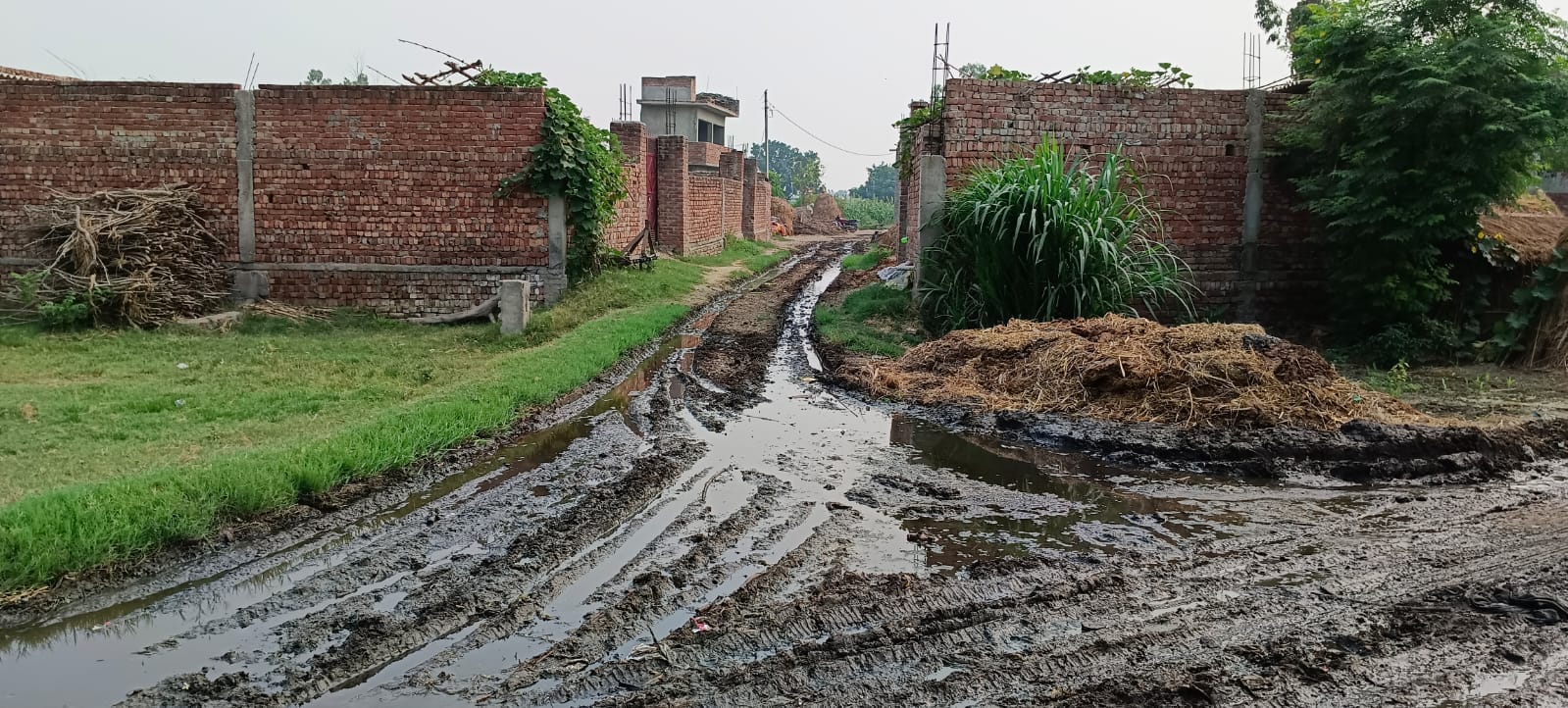 सराय खादर गाँव के रास्तों पर भरा पानी स्रोत संवाद