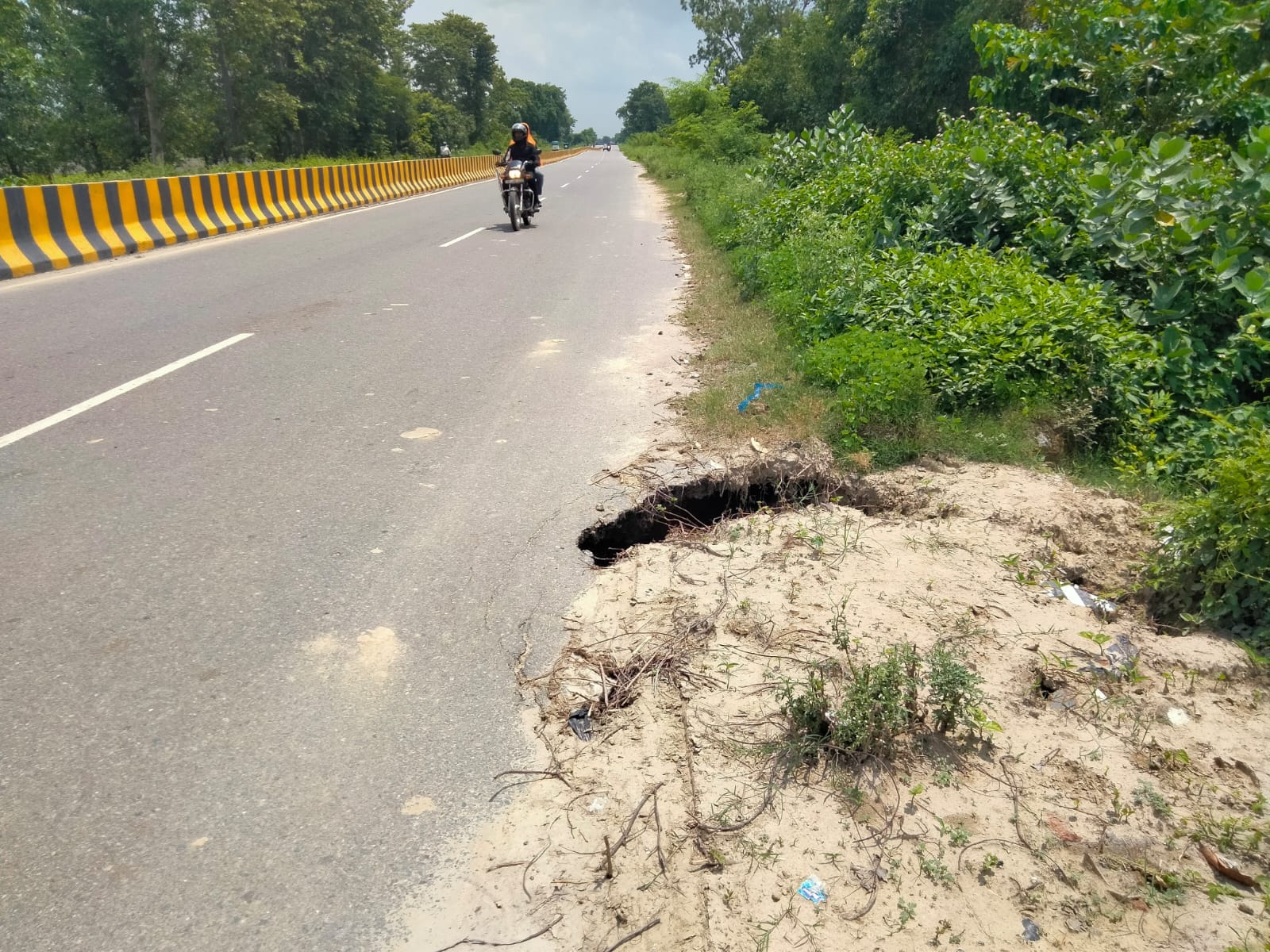 सड़क किनारे बने गडढे। 